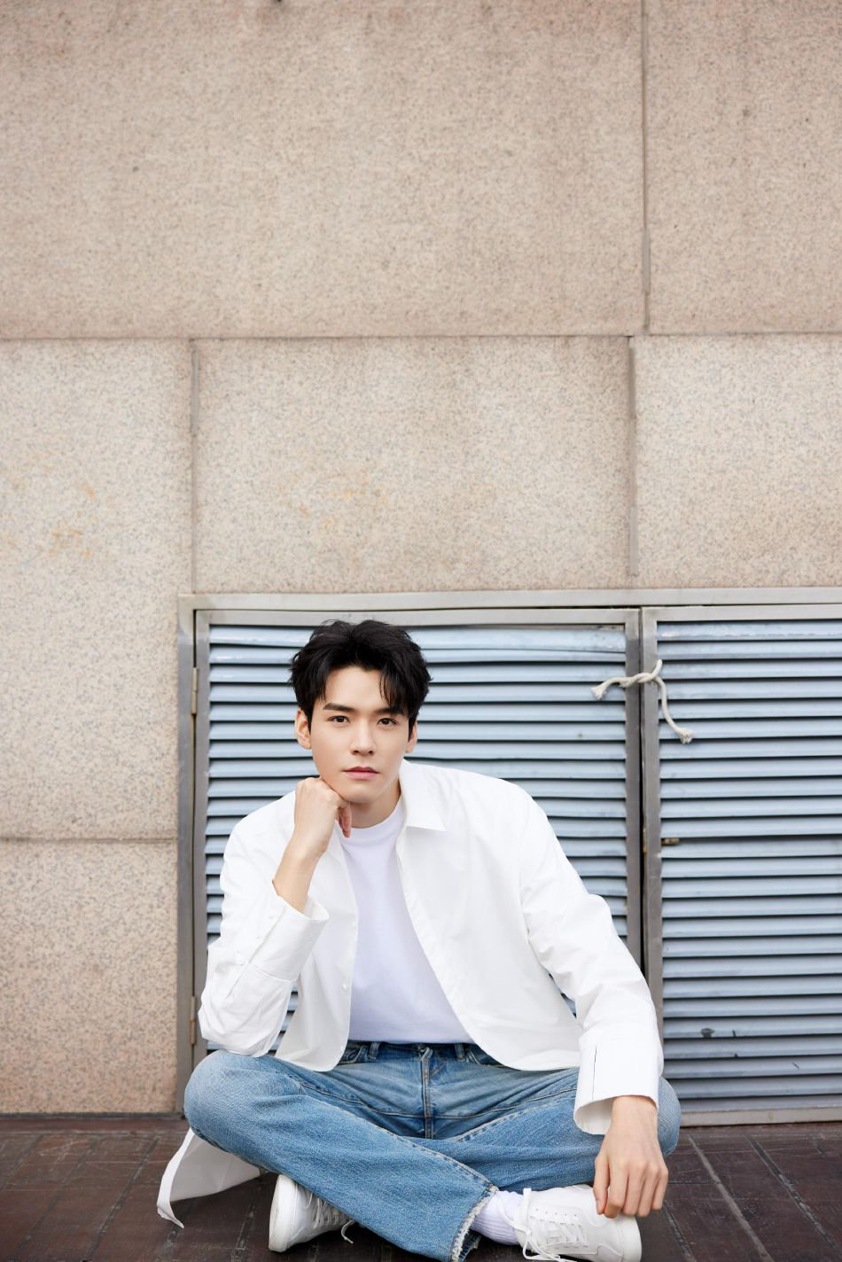 龚俊白衬衫牛仔裤清爽帅气写真