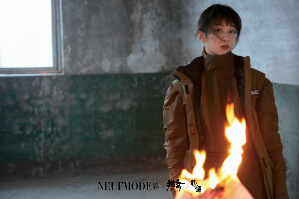 杨紫全黑造型又美又飒杂志写真