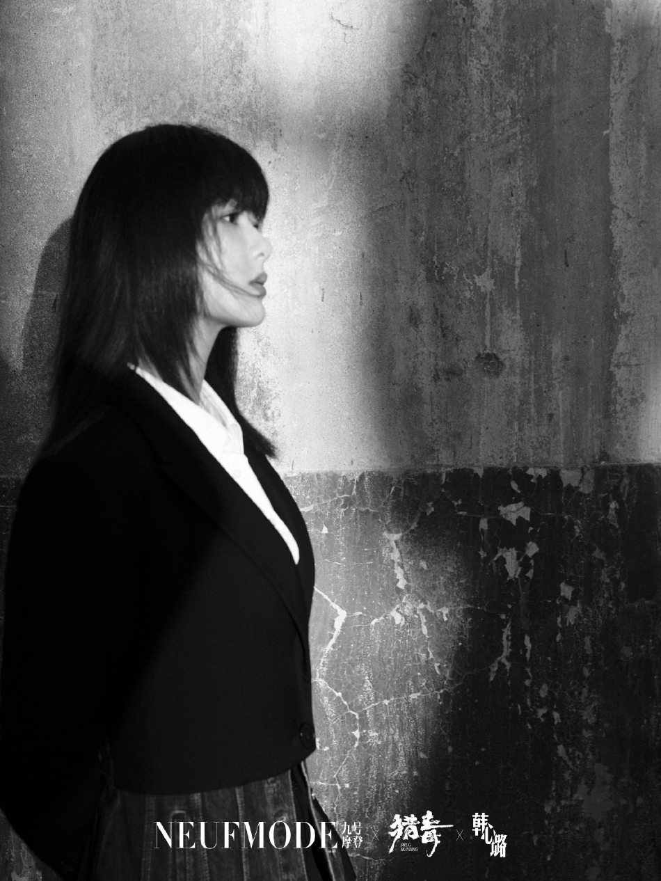 杨紫全黑造型又美又飒杂志写真