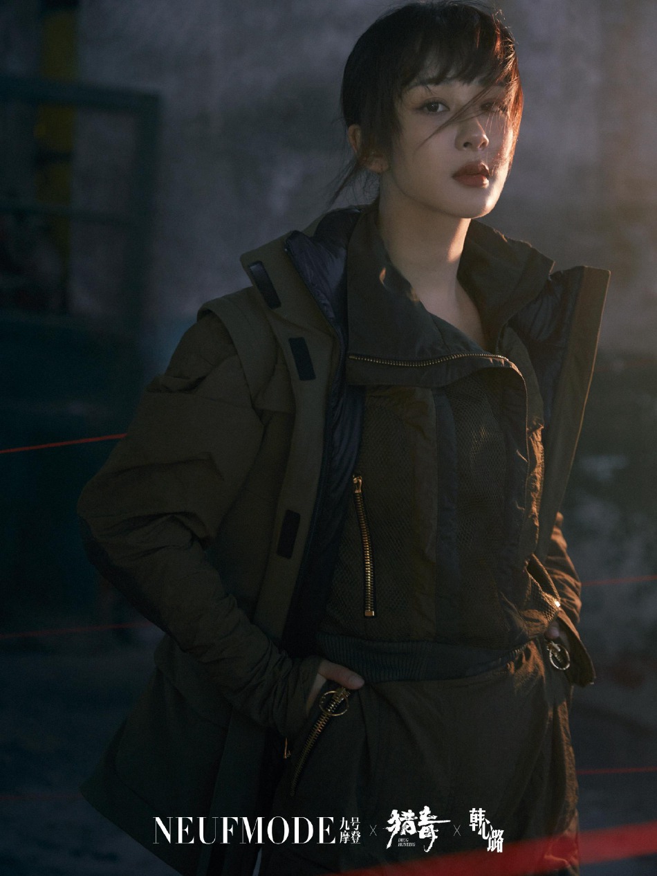 杨紫全黑造型又美又飒杂志写真