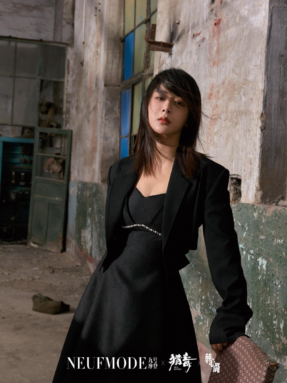 杨紫全黑造型又美又飒杂志写真