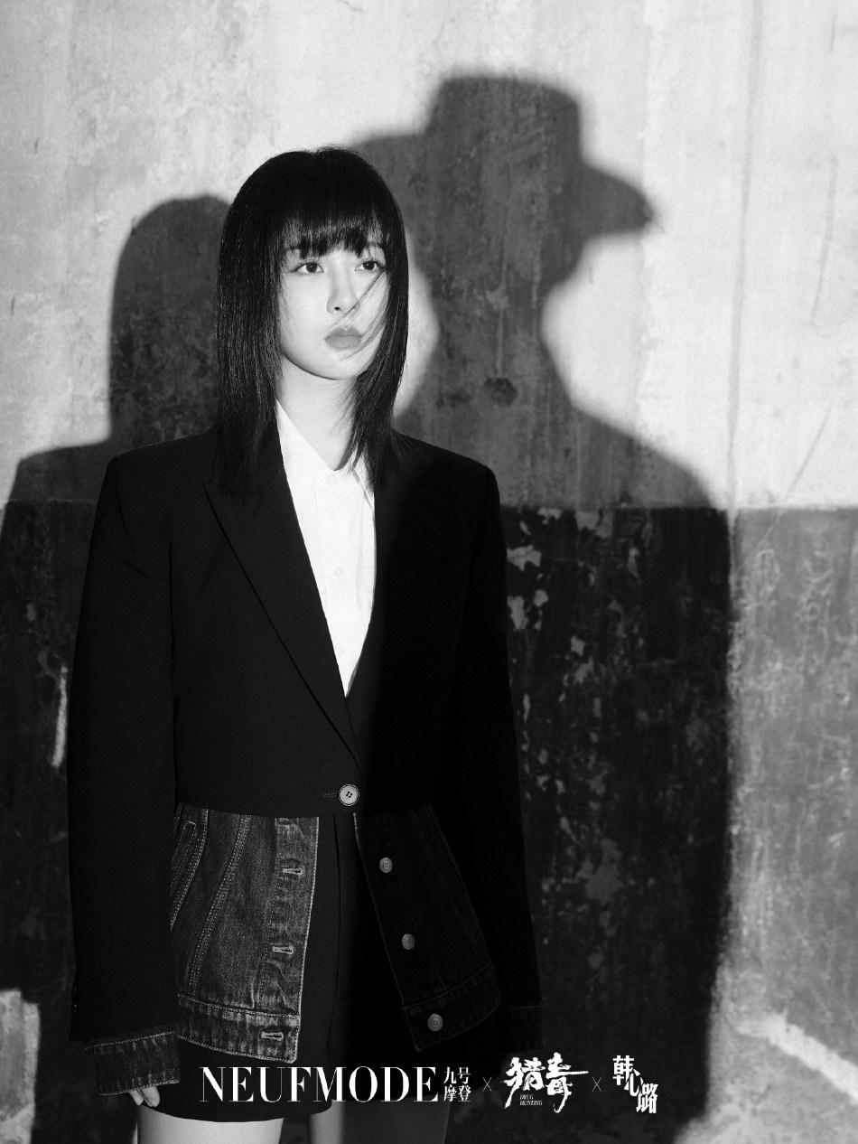 杨紫全黑造型又美又飒杂志写真