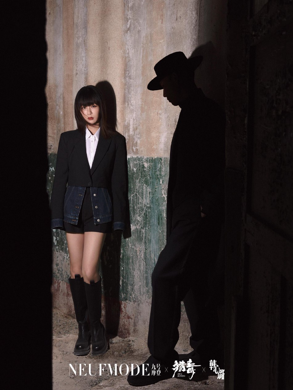 杨紫全黑造型又美又飒杂志写真