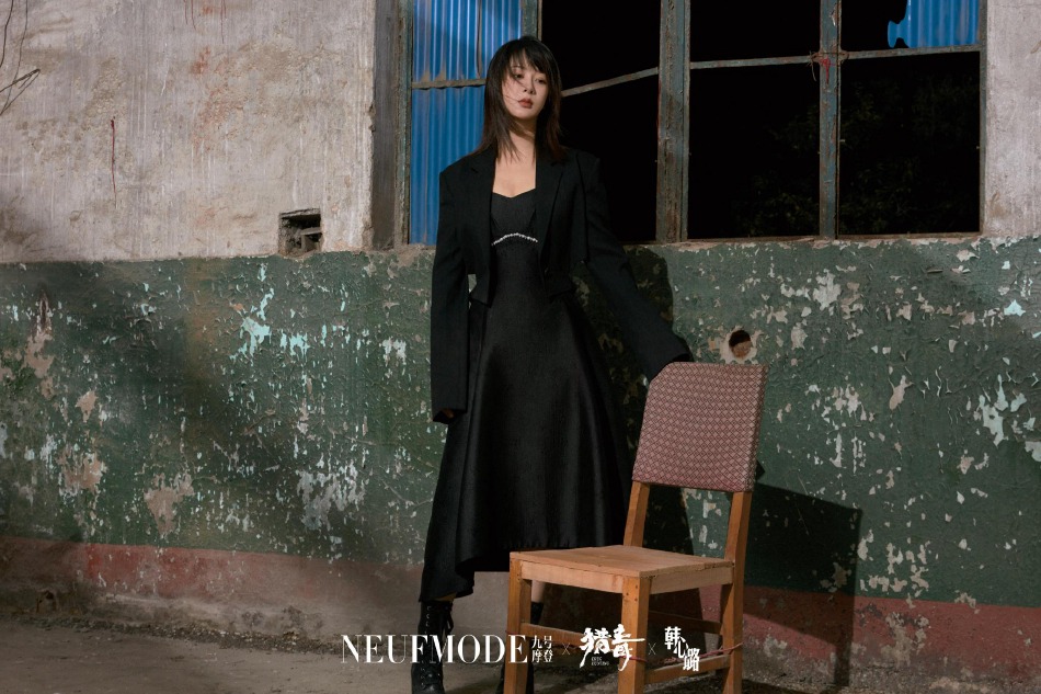 杨紫全黑造型又美又飒杂志写真