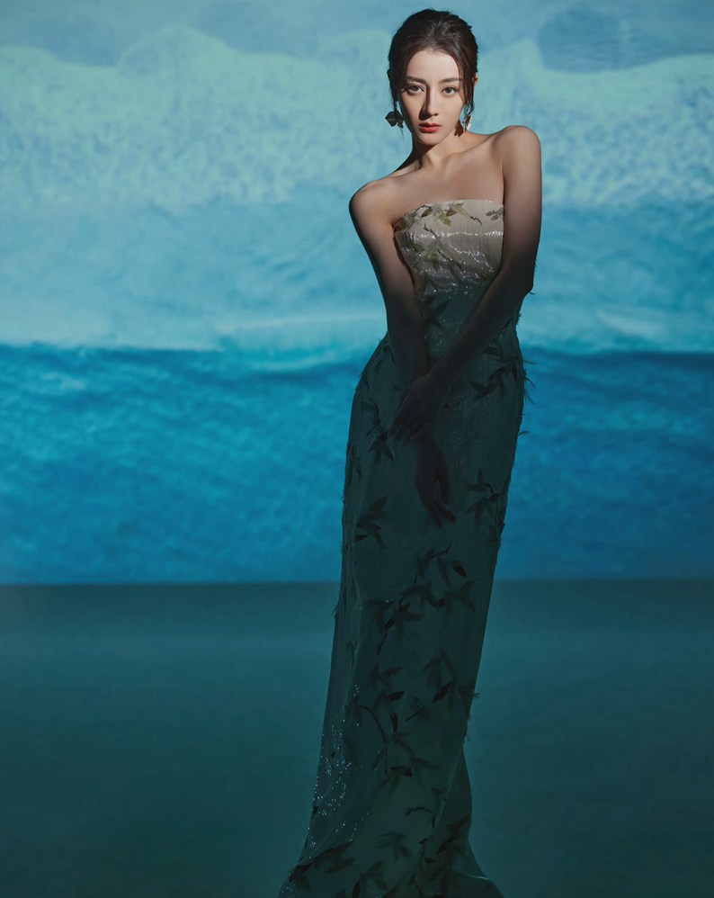 迪丽热巴白色抹胸印花裙优雅美丽写真