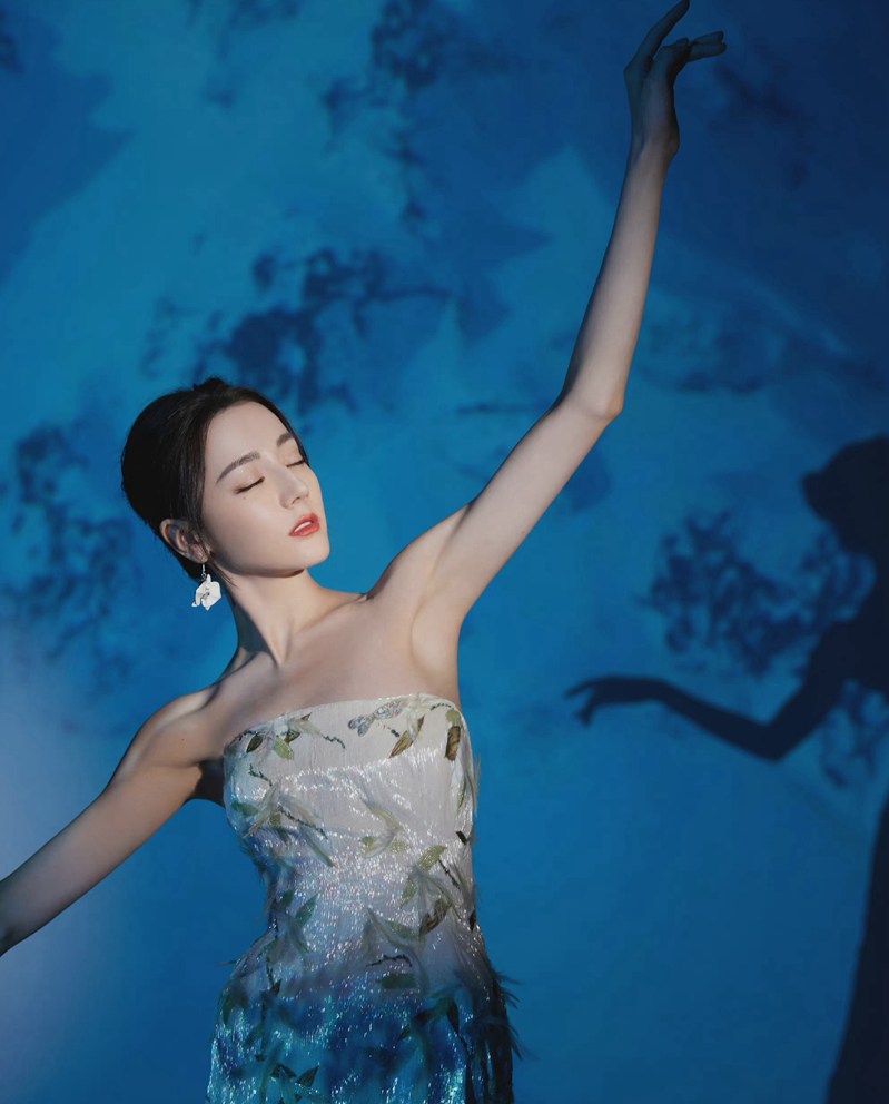 迪丽热巴白色抹胸印花裙优雅美丽写真