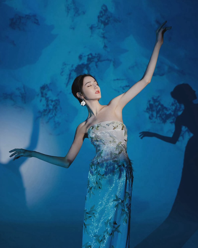 迪丽热巴白色抹胸印花裙优雅美丽写真