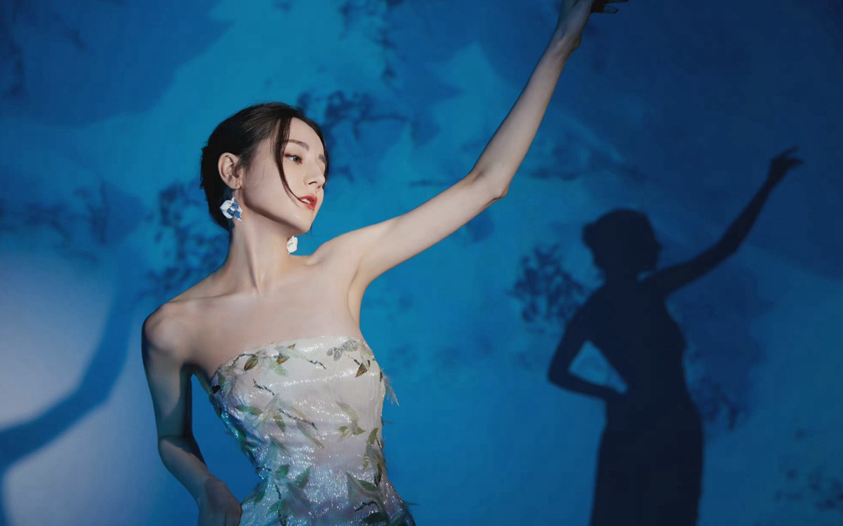 迪丽热巴白色抹胸印花裙优雅美丽写真