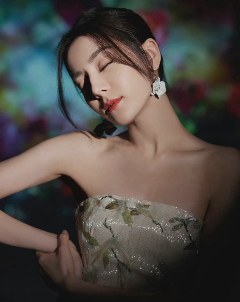 迪丽热巴白色抹胸印花裙优雅美丽写真