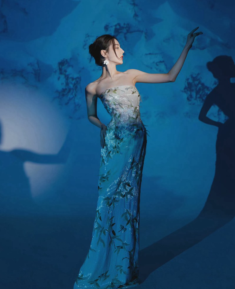 迪丽热巴白色抹胸印花裙优雅美丽写真