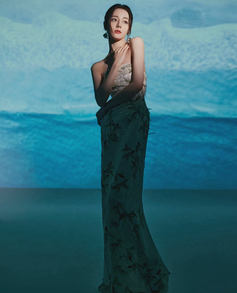 迪丽热巴白色抹胸印花裙优雅美丽写真