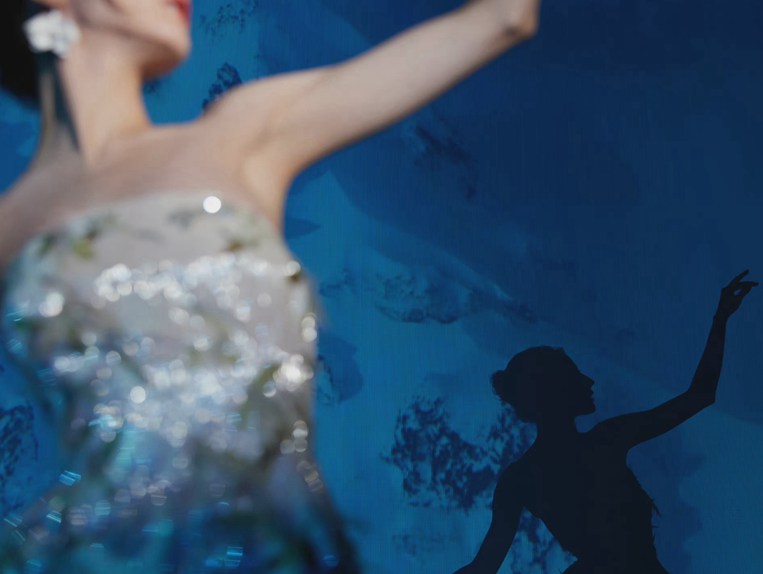 迪丽热巴白色抹胸印花裙优雅美丽写真