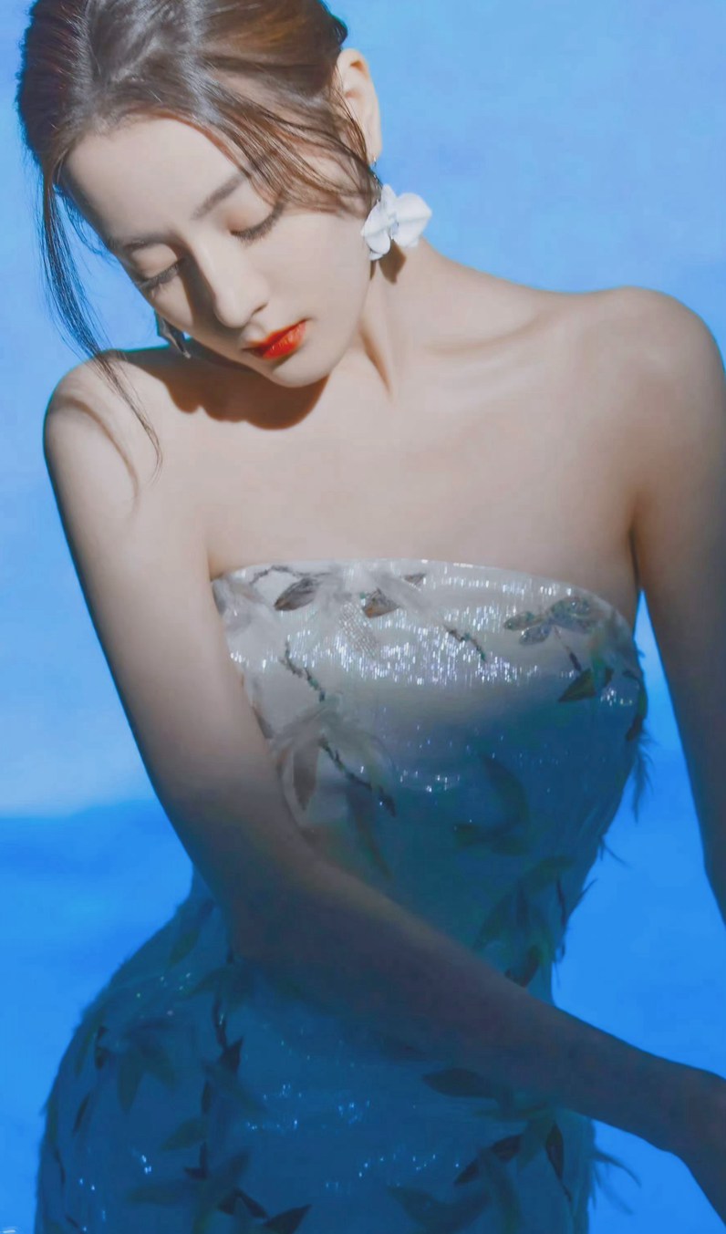 迪丽热巴白色抹胸印花裙优雅美丽写真