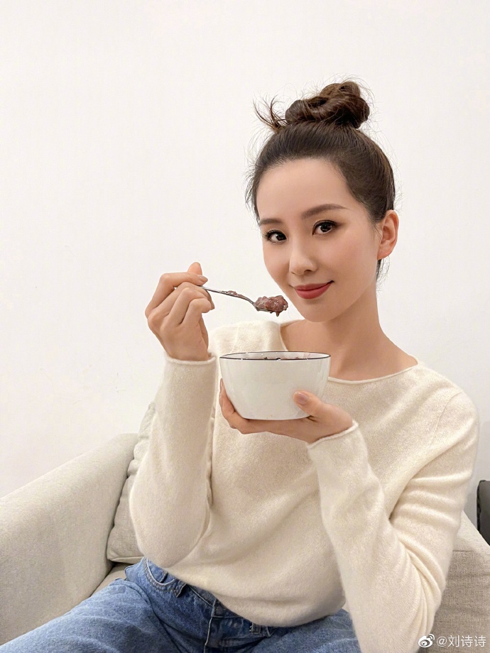刘诗诗对镜比耶尽显俏皮可爱写真