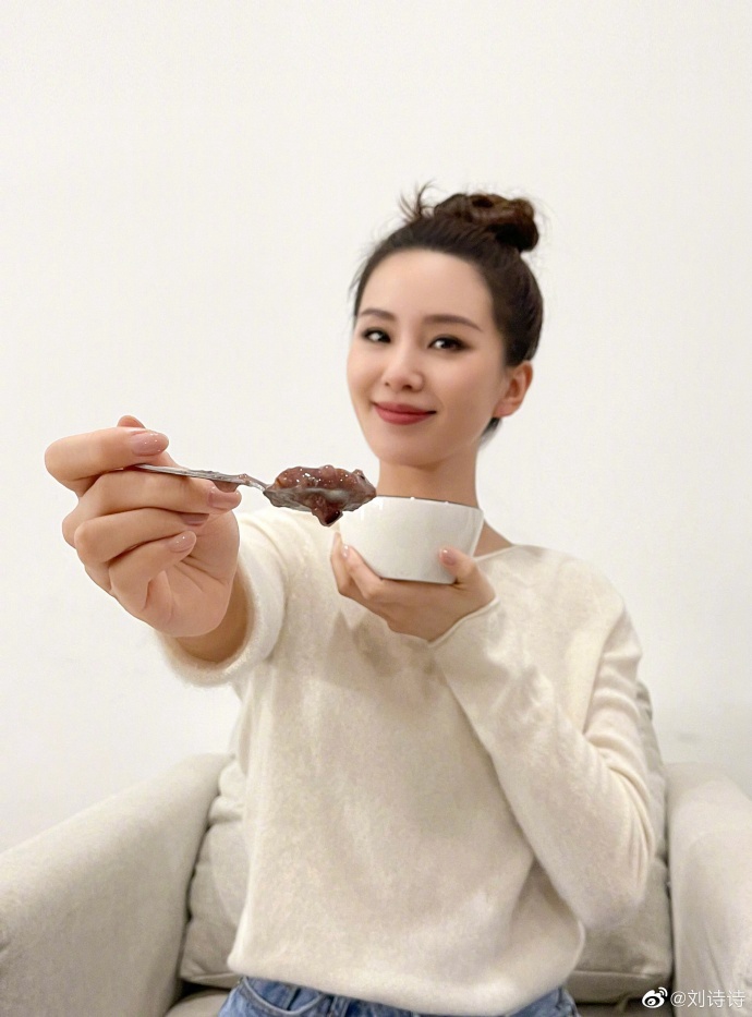 刘诗诗对镜比耶尽显俏皮可爱写真