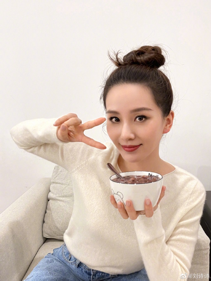 刘诗诗对镜比耶尽显俏皮可爱写真