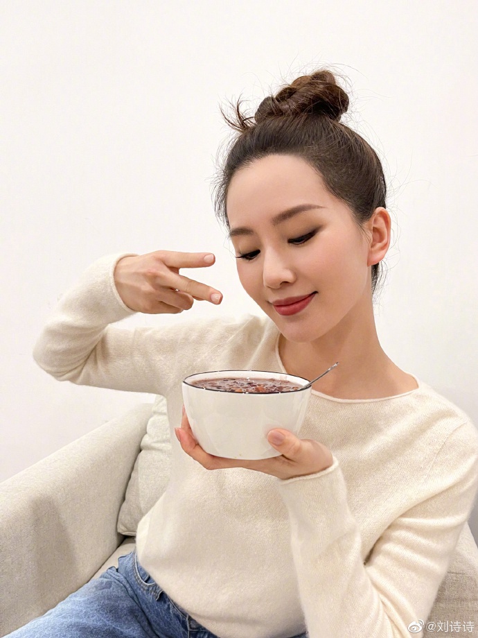 刘诗诗对镜比耶尽显俏皮可爱写真