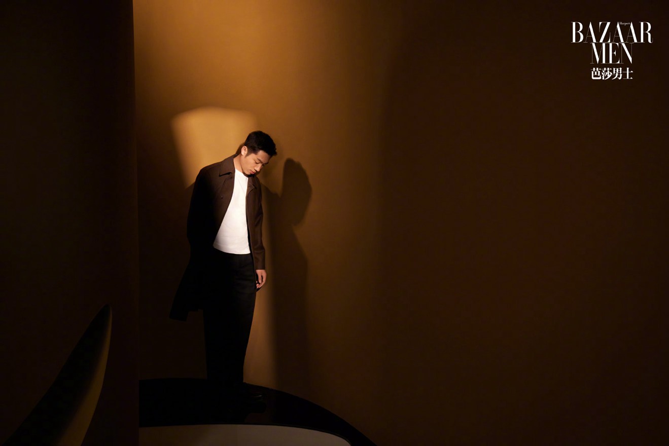 许昕芭莎男士开年封面西装造型又酷又飒