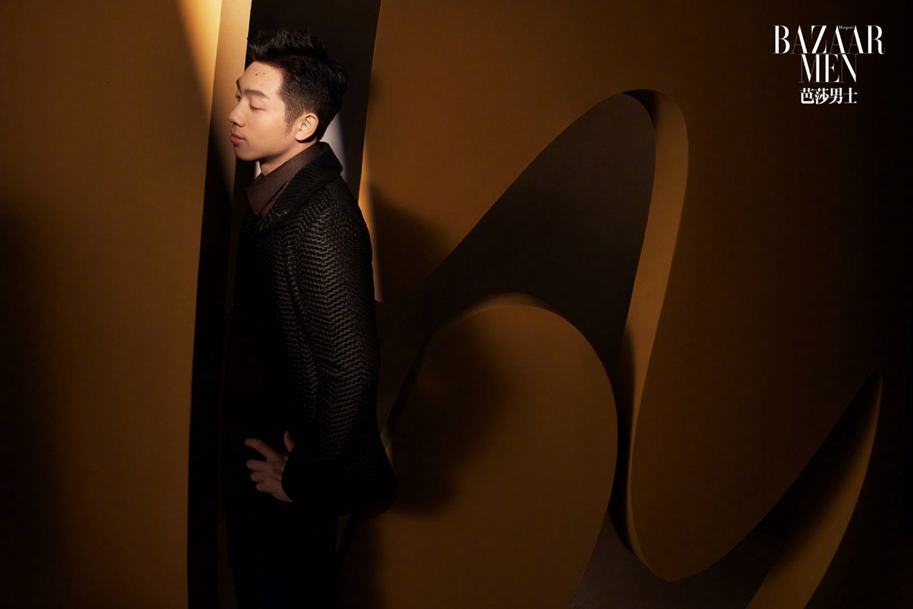 许昕芭莎男士开年封面西装造型又酷又飒