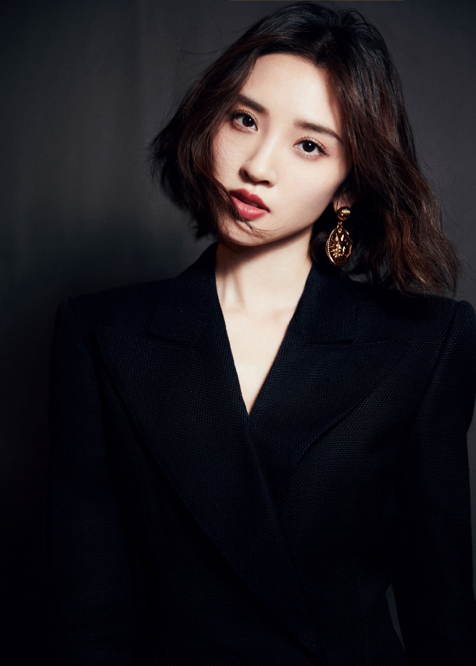 唐艺昕黑色百褶伞边西装短裙写真