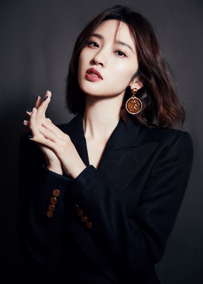 唐艺昕黑色百褶伞边西装短裙写真