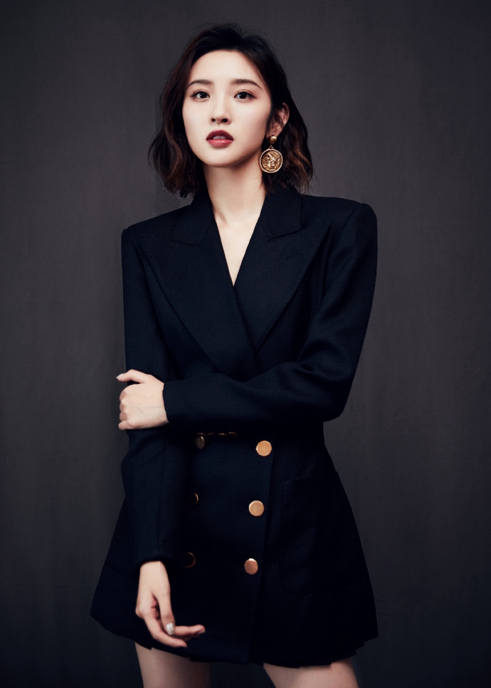 唐艺昕黑色百褶伞边西装短裙写真