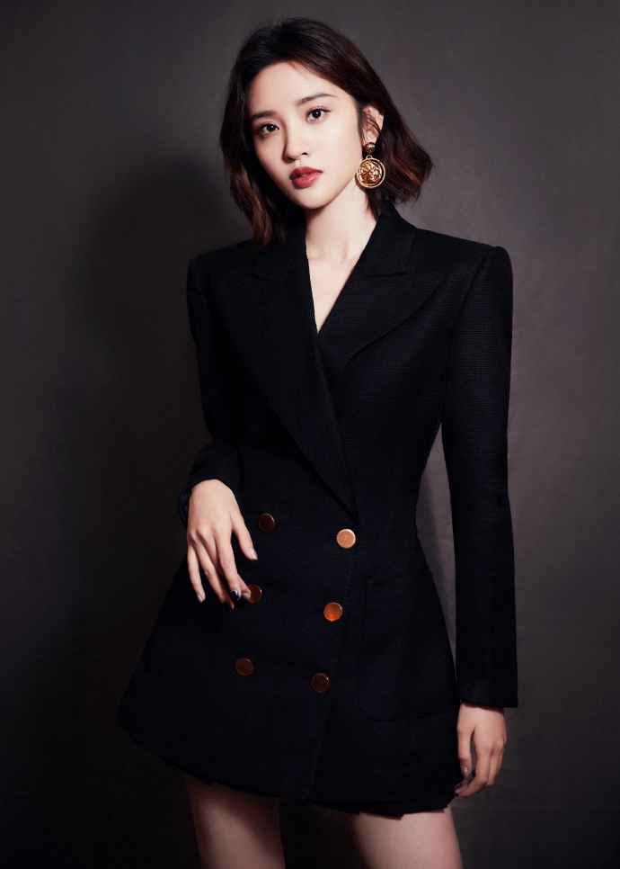 唐艺昕黑色百褶伞边西装短裙写真