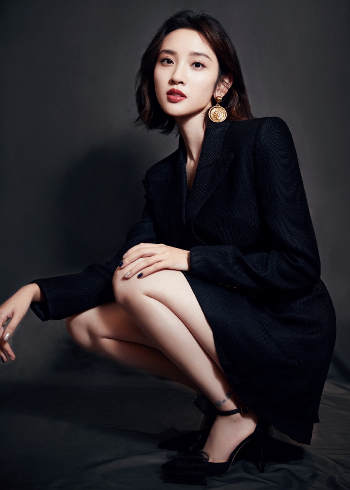 唐艺昕黑色百褶伞边西装短裙写真