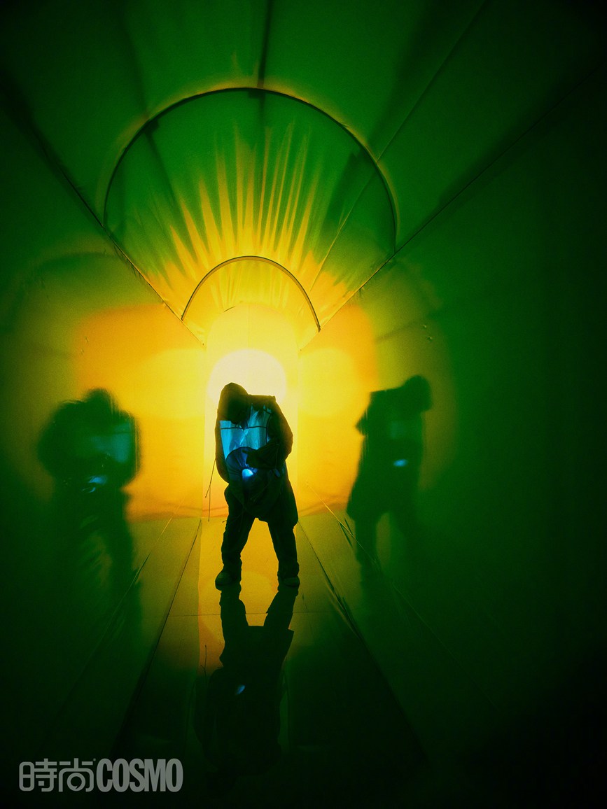 王嘉尔COSMO冷暖双色封面未来感十足