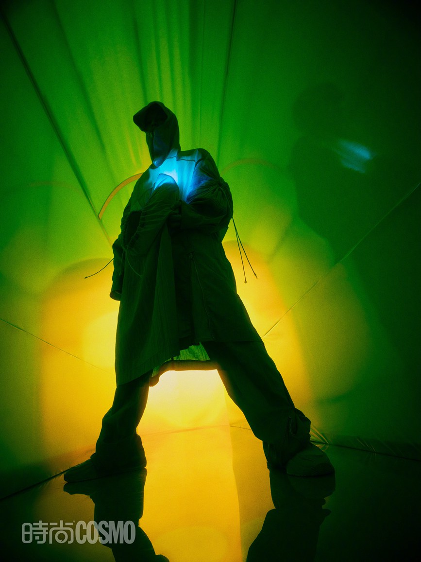 王嘉尔COSMO冷暖双色封面未来感十足