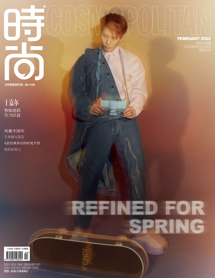 王嘉尔COSMO冷暖双色封面未来感十足