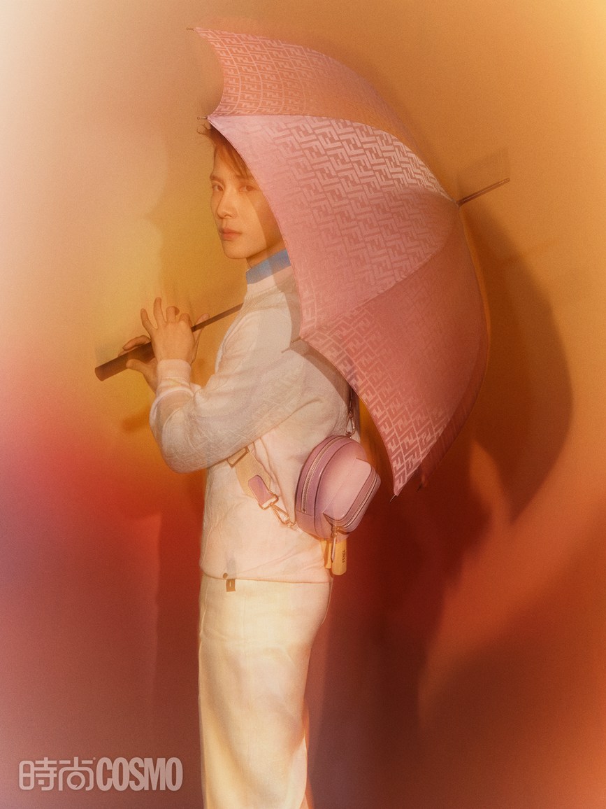 王嘉尔COSMO冷暖双色封面未来感十足