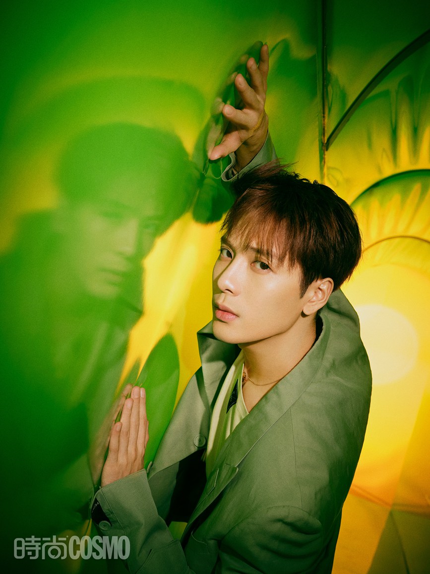 王嘉尔COSMO冷暖双色封面未来感十足