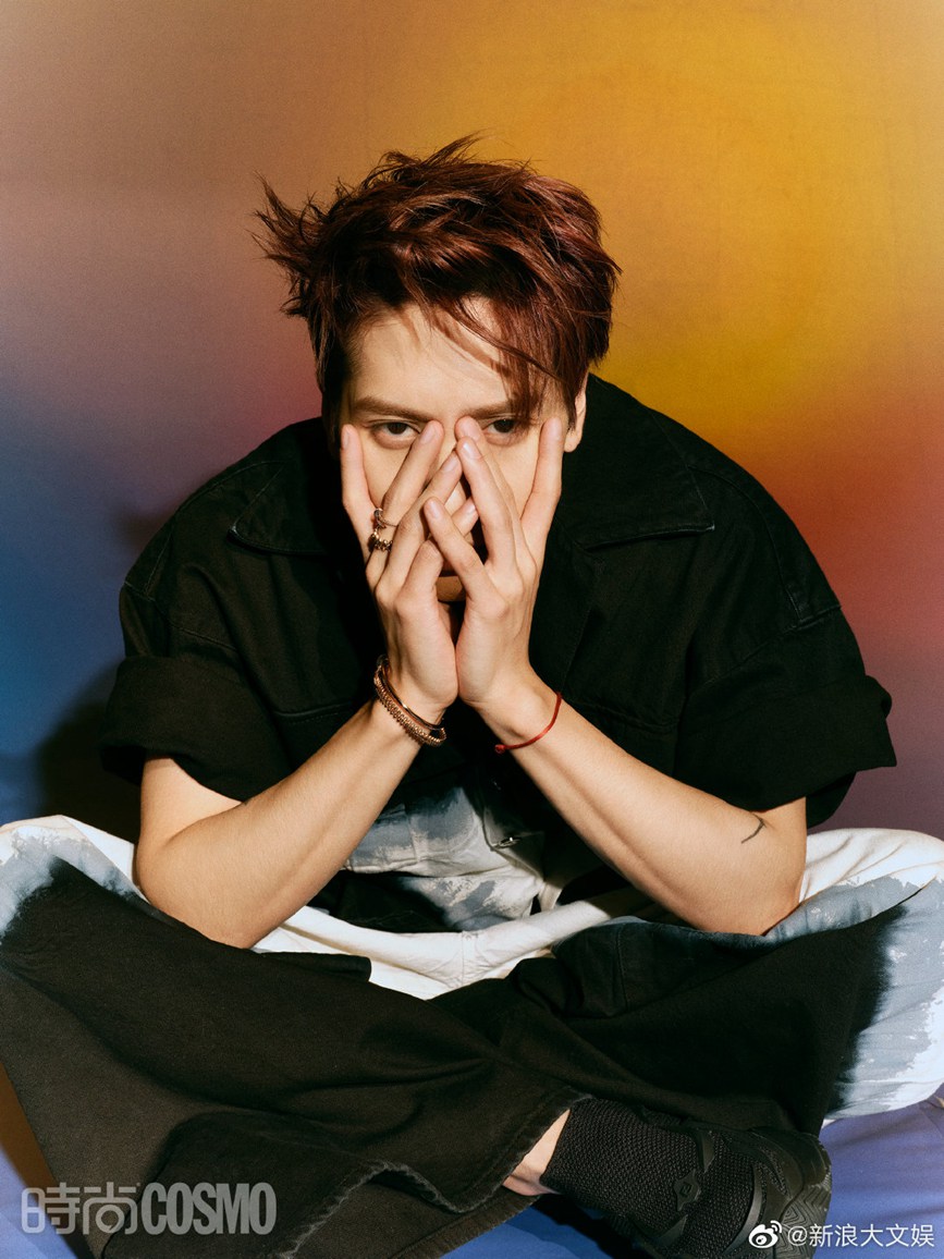 王嘉尔COSMO冷暖双色封面未来感十足