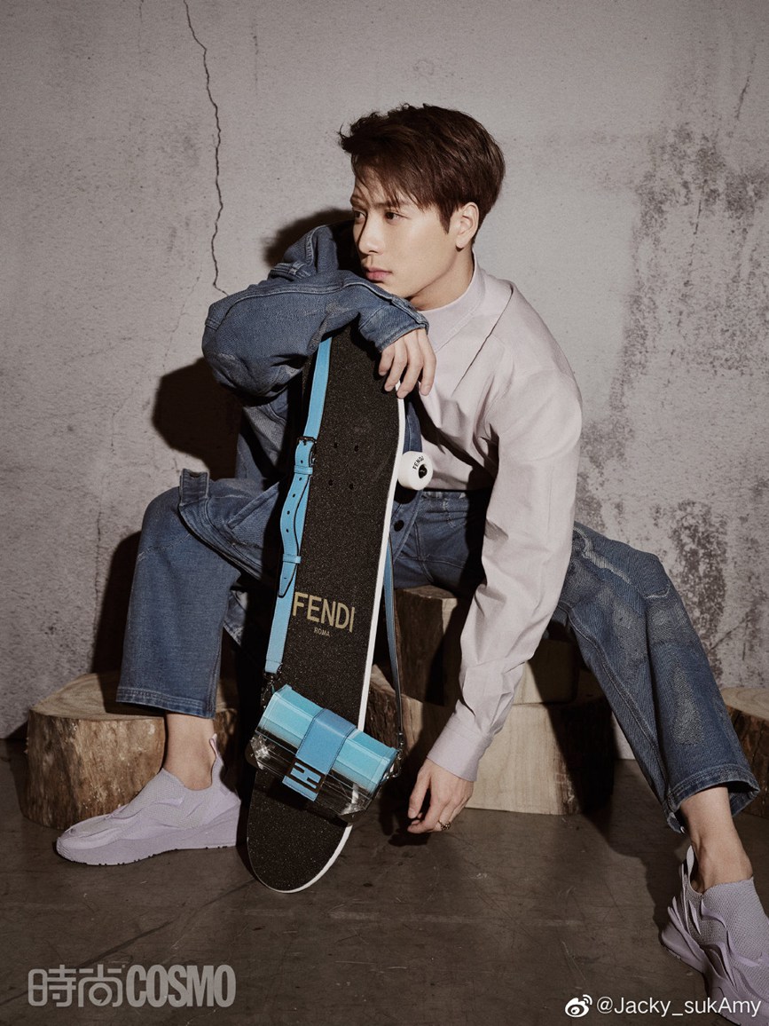 王嘉尔COSMO冷暖双色封面未来感十足