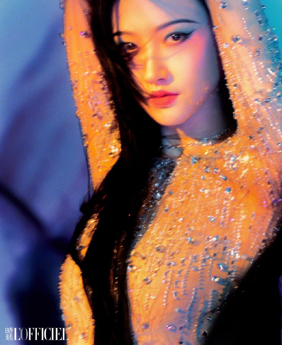 景甜粉蓝眼妆尽显明艳魅惑写真