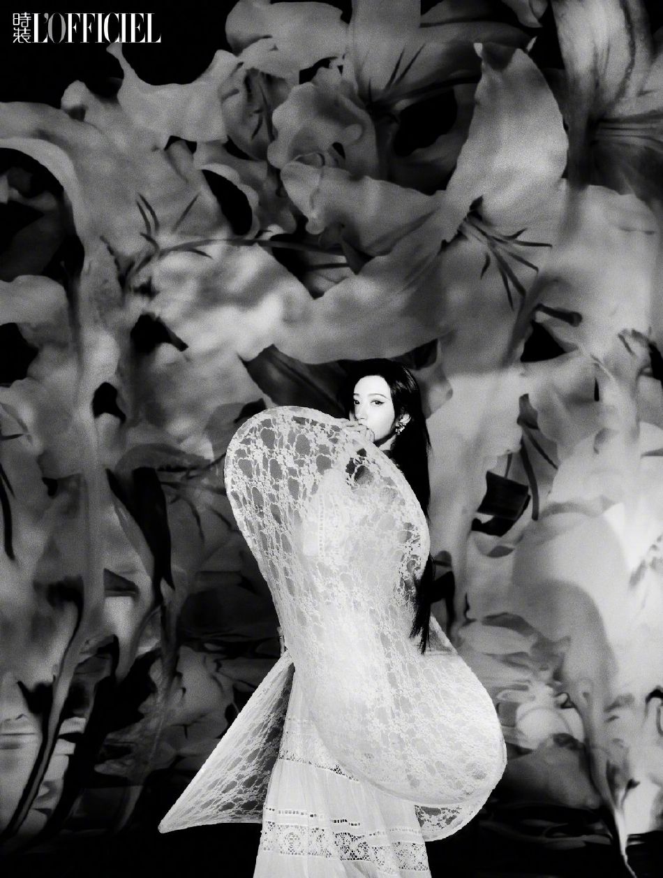 景甜粉蓝眼妆尽显明艳魅惑写真