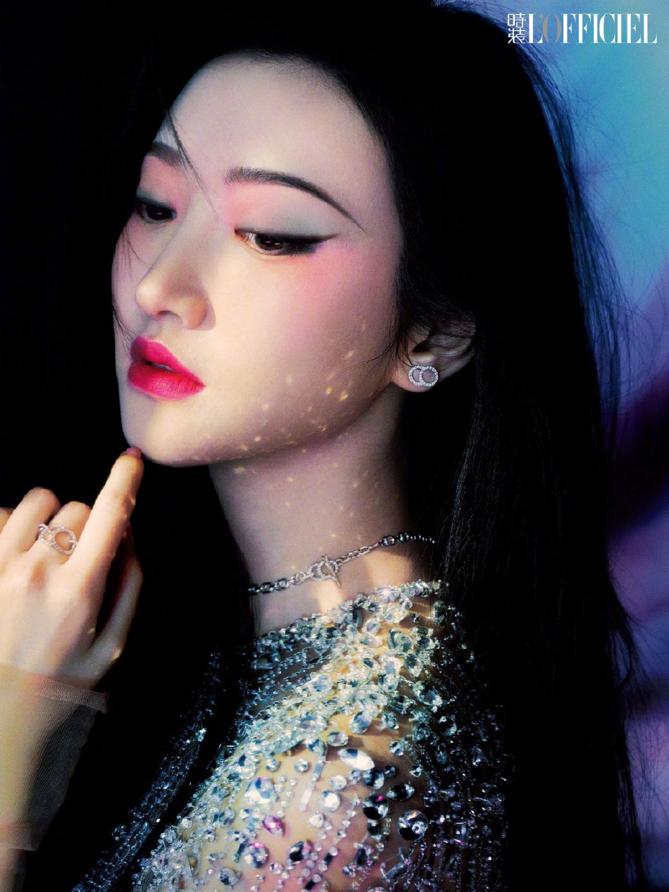 景甜粉蓝眼妆尽显明艳魅惑写真