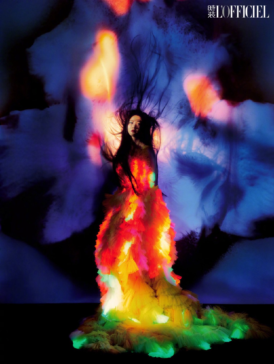 景甜粉蓝眼妆尽显明艳魅惑写真