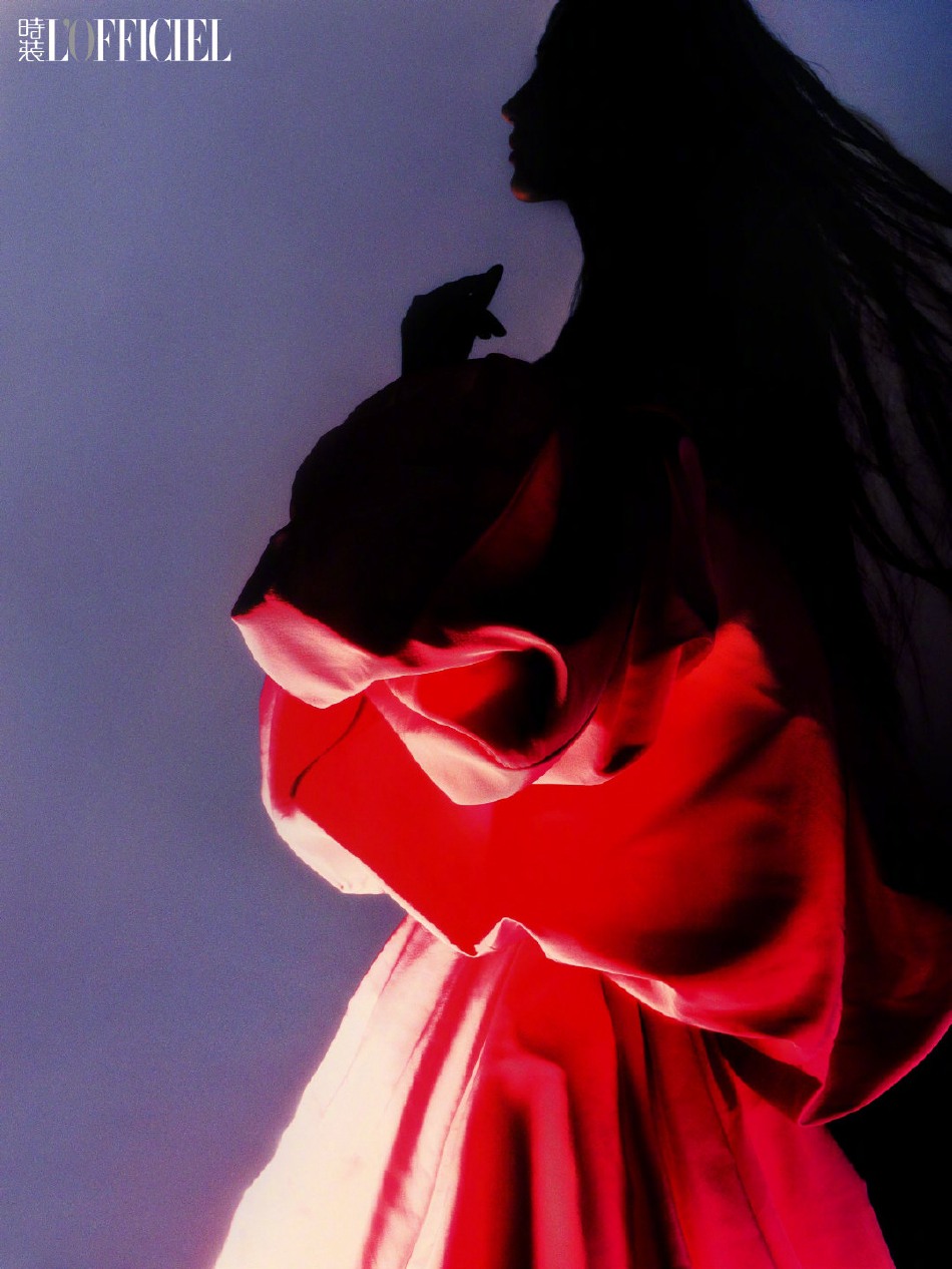 景甜粉蓝眼妆尽显明艳魅惑写真