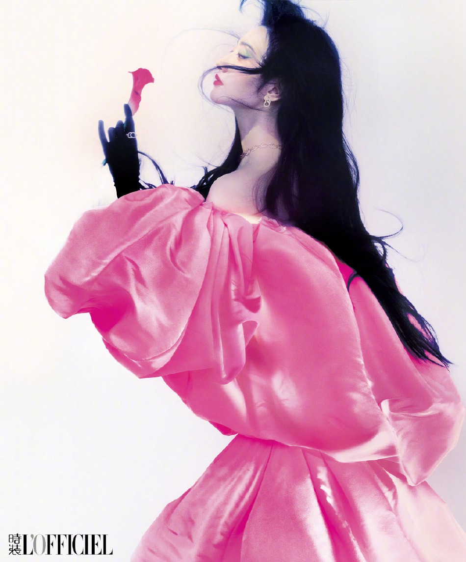 景甜粉蓝眼妆尽显明艳魅惑写真