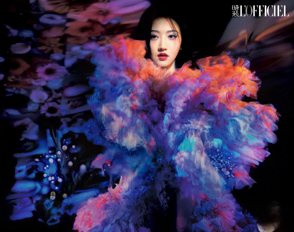 景甜粉蓝眼妆尽显明艳魅惑写真