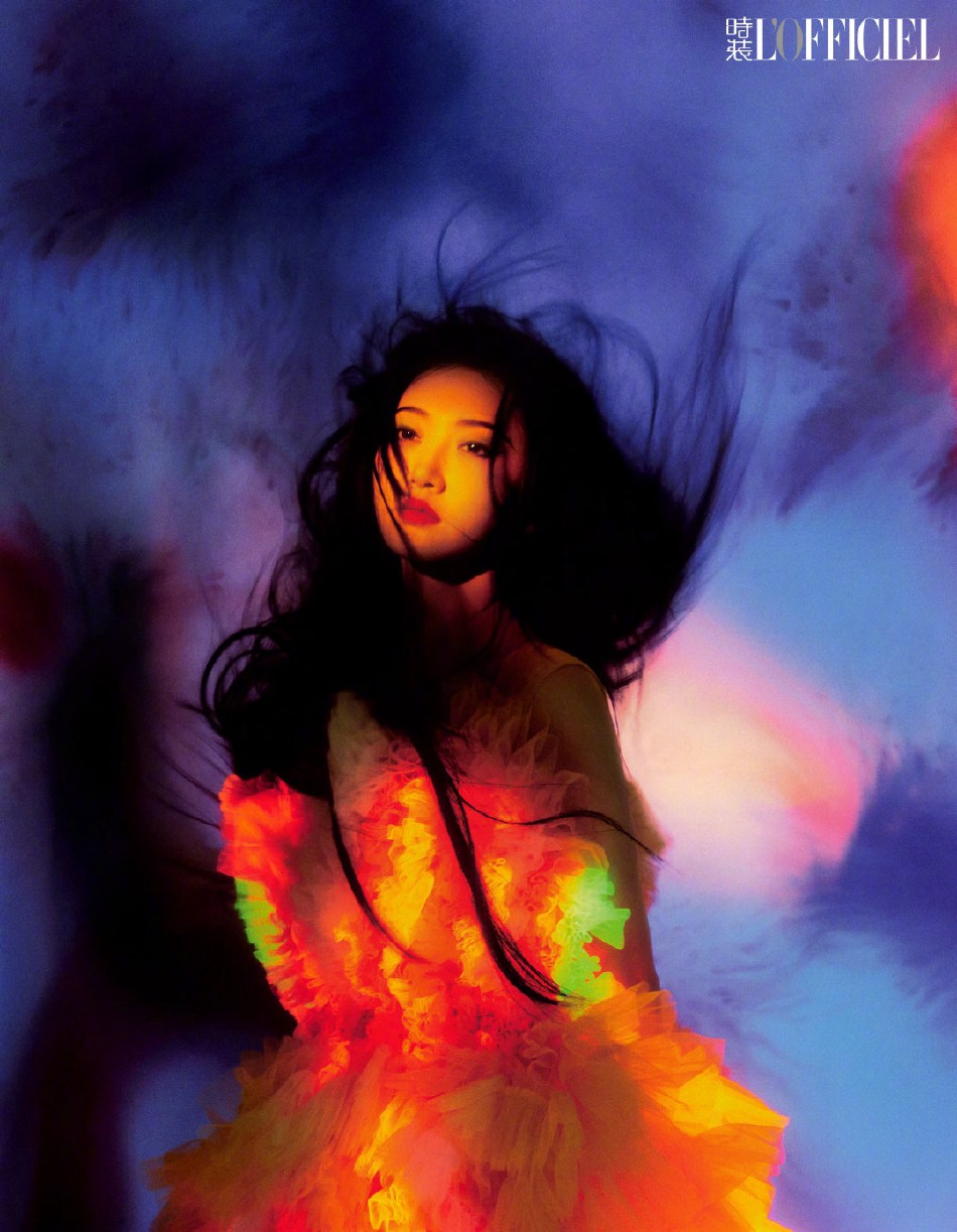 景甜粉蓝眼妆尽显明艳魅惑写真