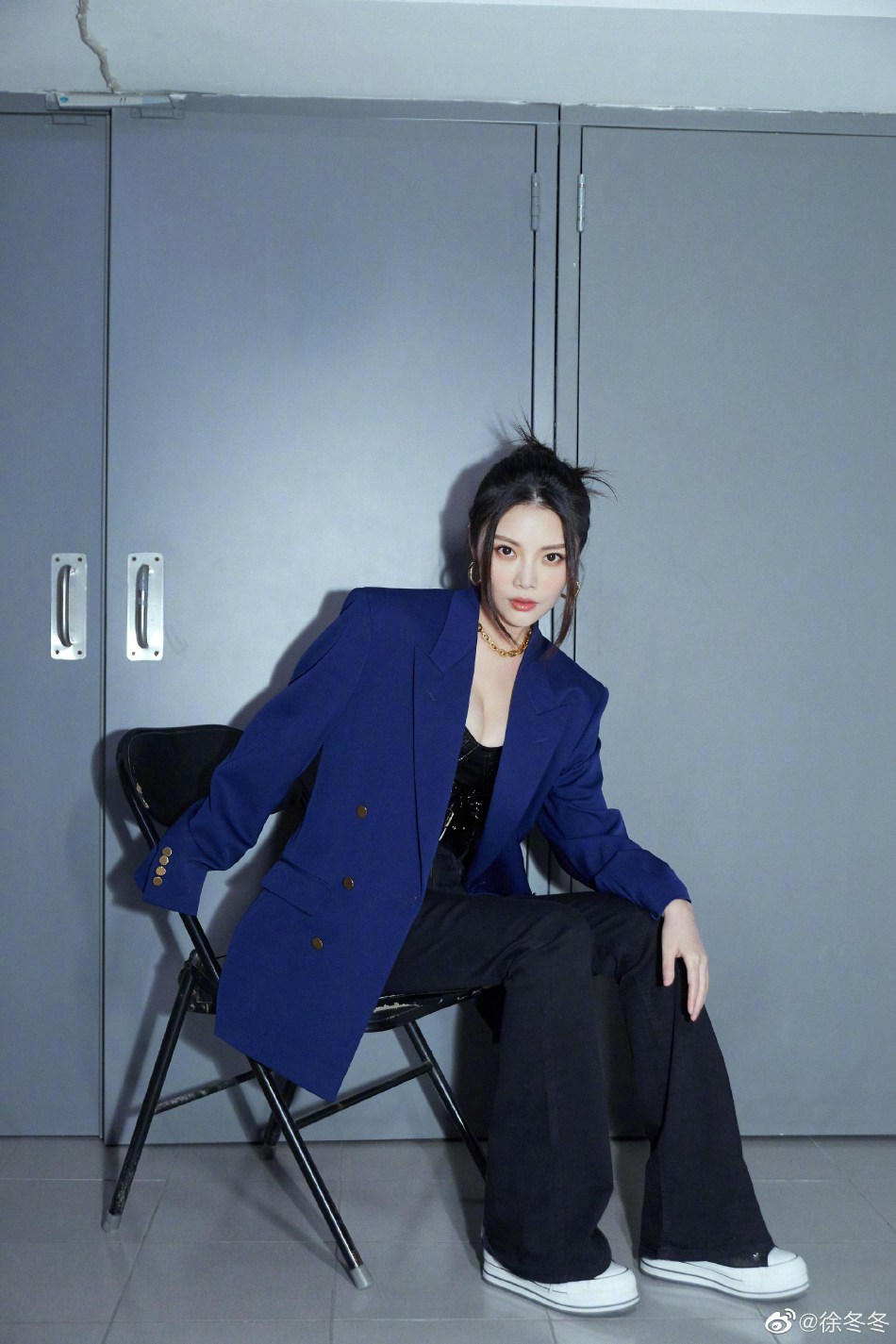 徐冬冬西装造型尽显干练利落写真