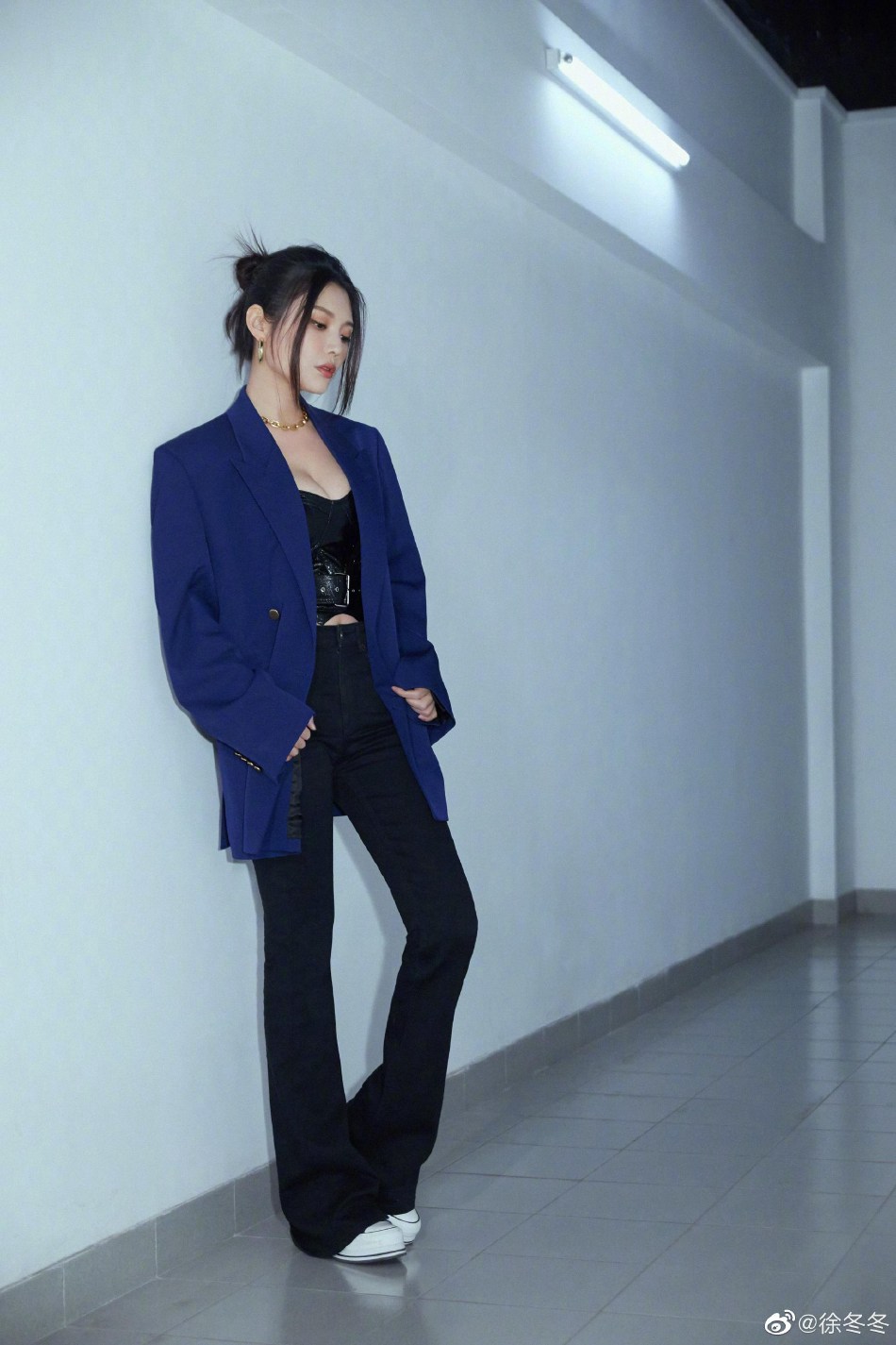 徐冬冬西装造型尽显干练利落写真