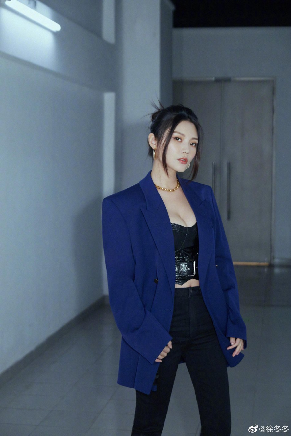 徐冬冬西装造型尽显干练利落写真
