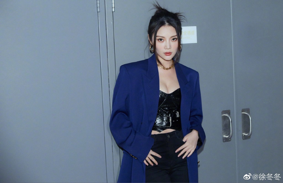 徐冬冬西装造型尽显干练利落写真