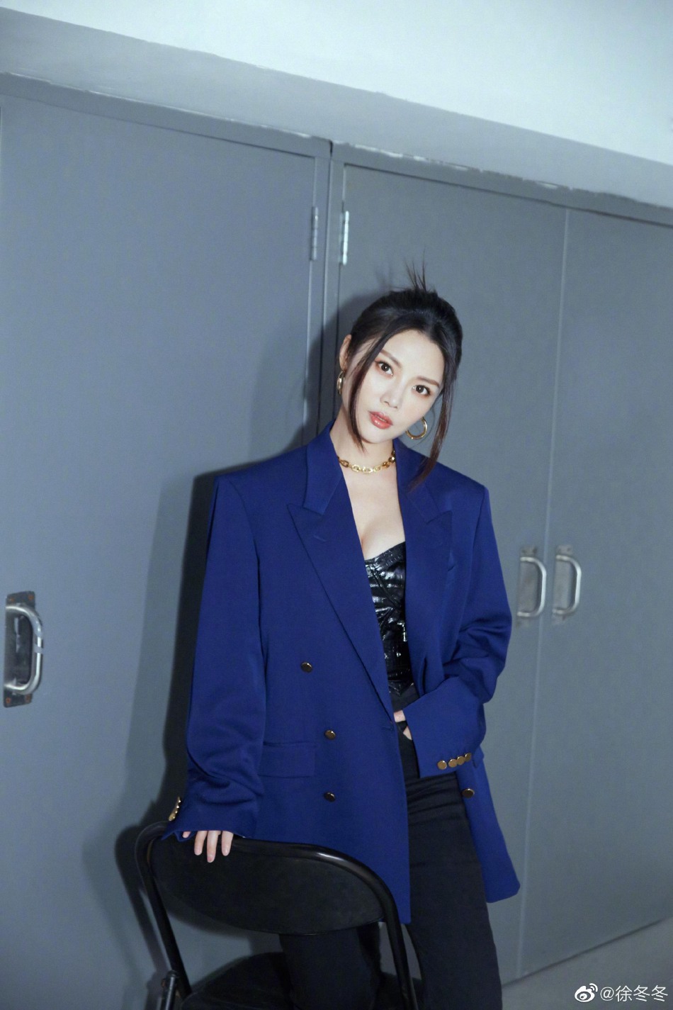 徐冬冬西装造型尽显干练利落写真