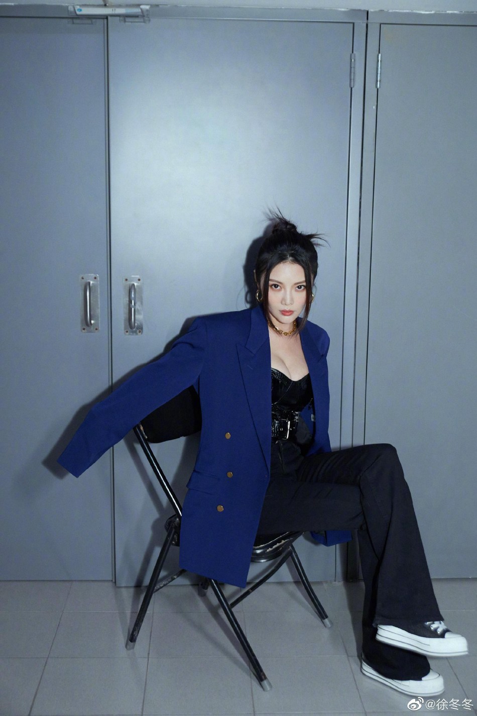 徐冬冬西装造型尽显干练利落写真