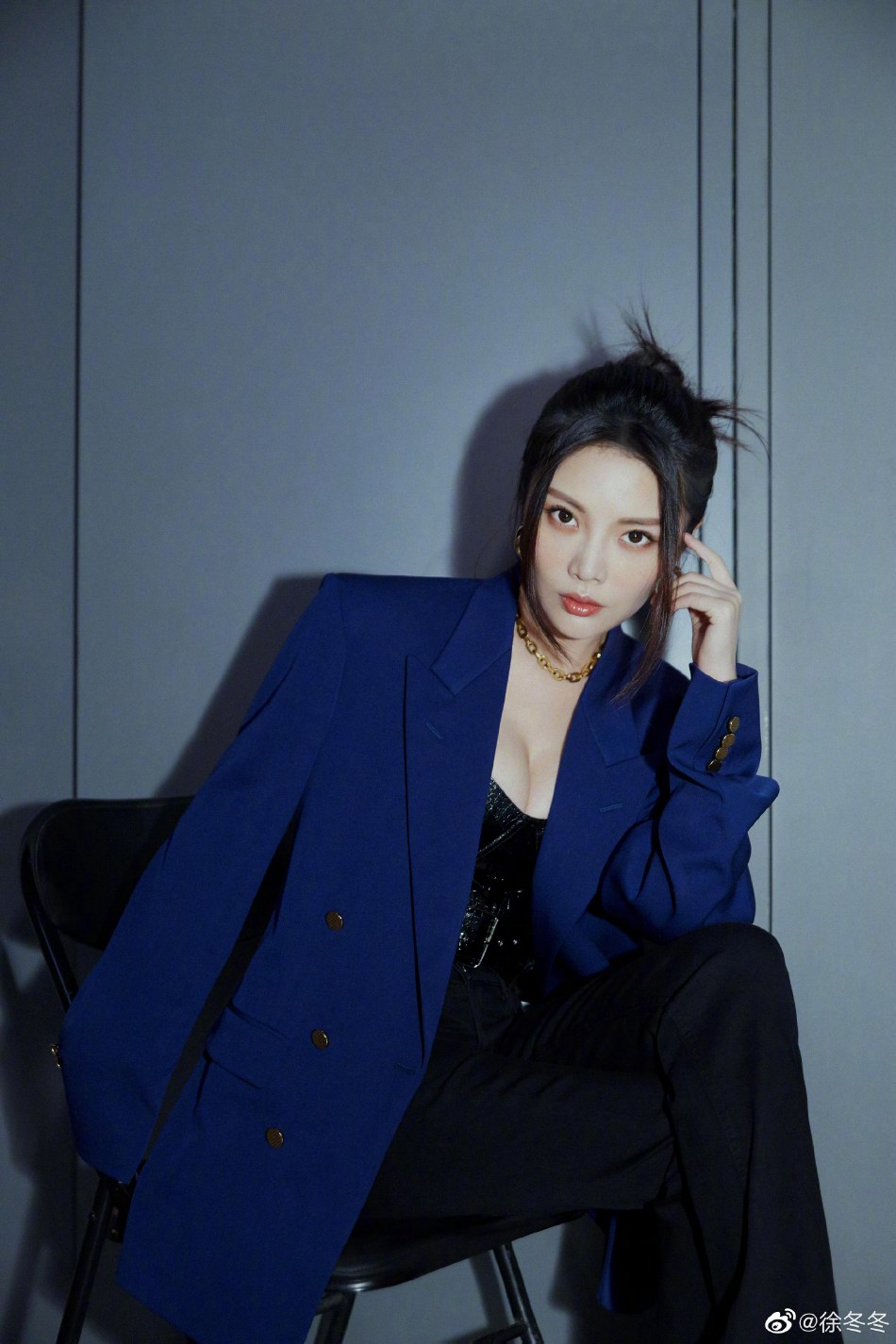 徐冬冬西装造型尽显干练利落写真